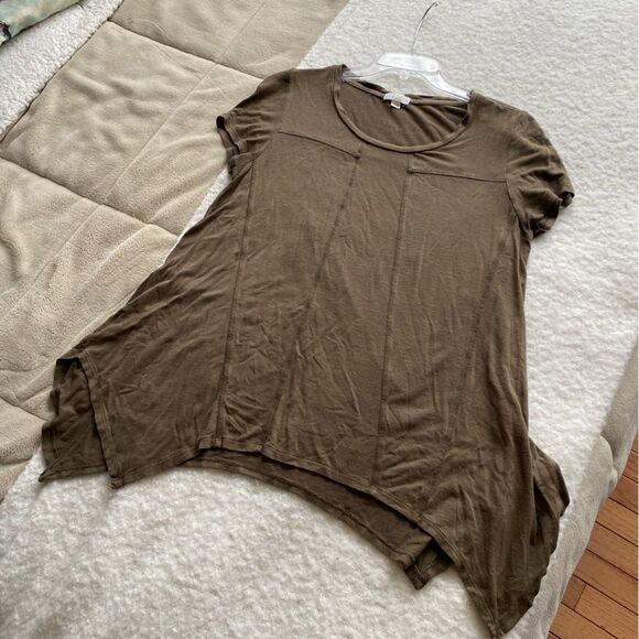 Charming Charlie Olive T Shirt with Abstract Bottom Hem Size Medium - Picture 1 of 7